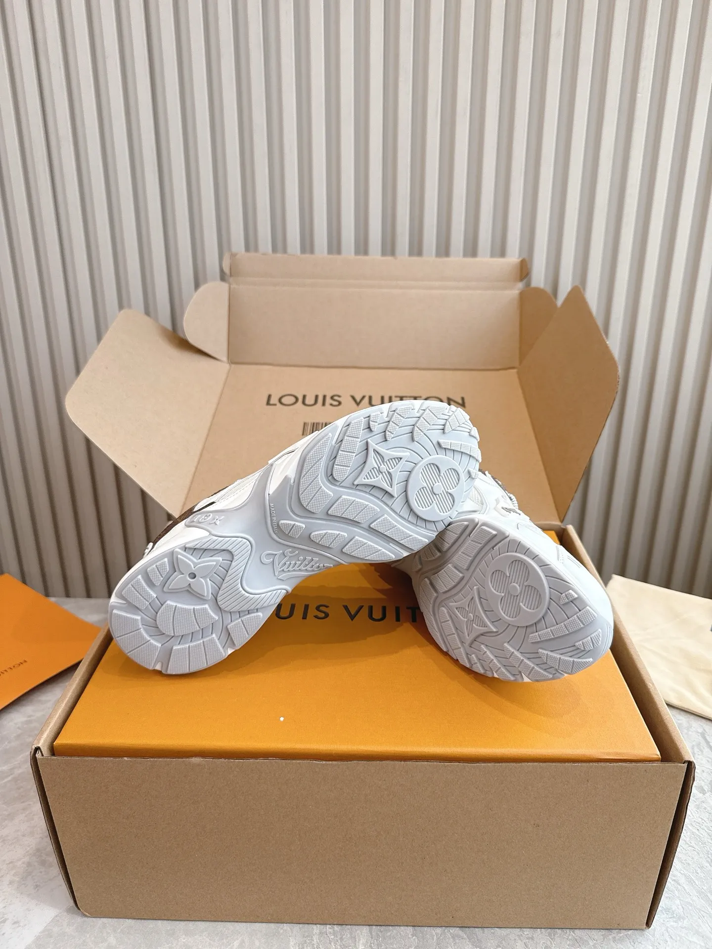 👟👟Ex-factory price 640👟👟 Men's size +10 (top version) 2025 new LV couple's same style sneakers, hot coming🔥🔥🔥Official website synchronized fabric, using special material printing process. Inside, breathable mesh, size 35-42 for women, 39-46 for men, factory standard complete package + airplane box